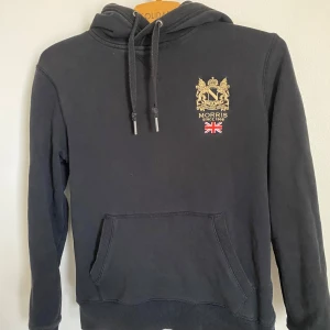 Morris hoodie - Säljer en stilren svart hoodie från Morris med broderad logga och Union Jack på bröstet. Perfekt hoodie för sommarkvällar och den är i mycket bra skick.