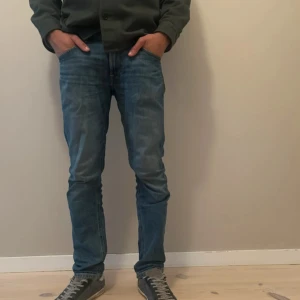 Lee Daren Zip Fly jeans blå - Säljer ett par klassiska blå jeans från Lee, modell Daren Zip Fly. Jeansen har rak passform, normal midja och dragkedjegylf. 