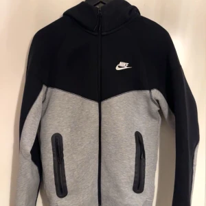 Nike tech - Säljer min Nike tech som är använd max 5 gånger vill få bort den för ett bra pris. Hoodien är i storlek XS o har en väldigt bra passform och inga skador alls. Priset kan lätt diskuteras 