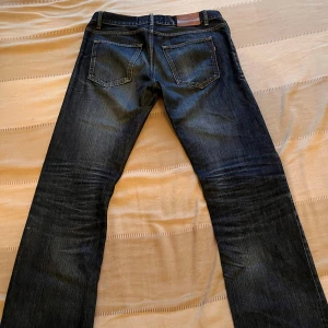 Peak Performance jeans - Mörkblå jeans med nyskick. Väldigt sällsynta av peak performance. Använts ett fåtal gånger. Passar med varje stil. Nypris ca.1300. Skriv gärna om du har fler funderingar eller frågor eller fler bilder. 
