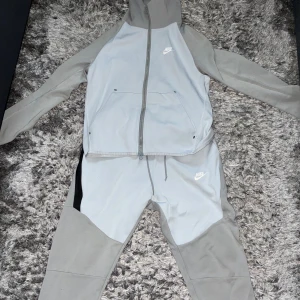 Nike Tech Fleece OG - Nike tech fleece og tracksuit , tracksuiten säljs inte längre , säljs då jag vuxit ur den och tänker att nån annan kan få en användning utav den , nypris på denna tracksuit ligger på 2999 kr , mitt pris är 1200kr , pris kan diskuteras 