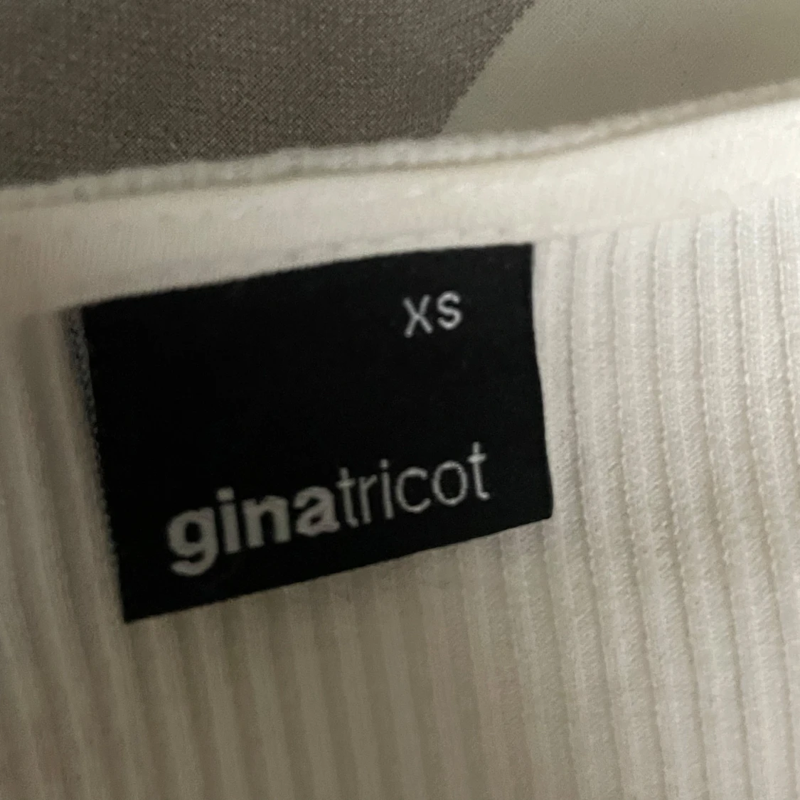 Vit ribbad croppad topp från Gina Tricot - 2