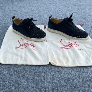 Blå loubs  - Säljer ett par blå loubs i storlek 40/41. Dustbag är med. Tyvärr ingen box. Går att sänka priset lite vid snabb affär. Byten fungerar minst lika bra.