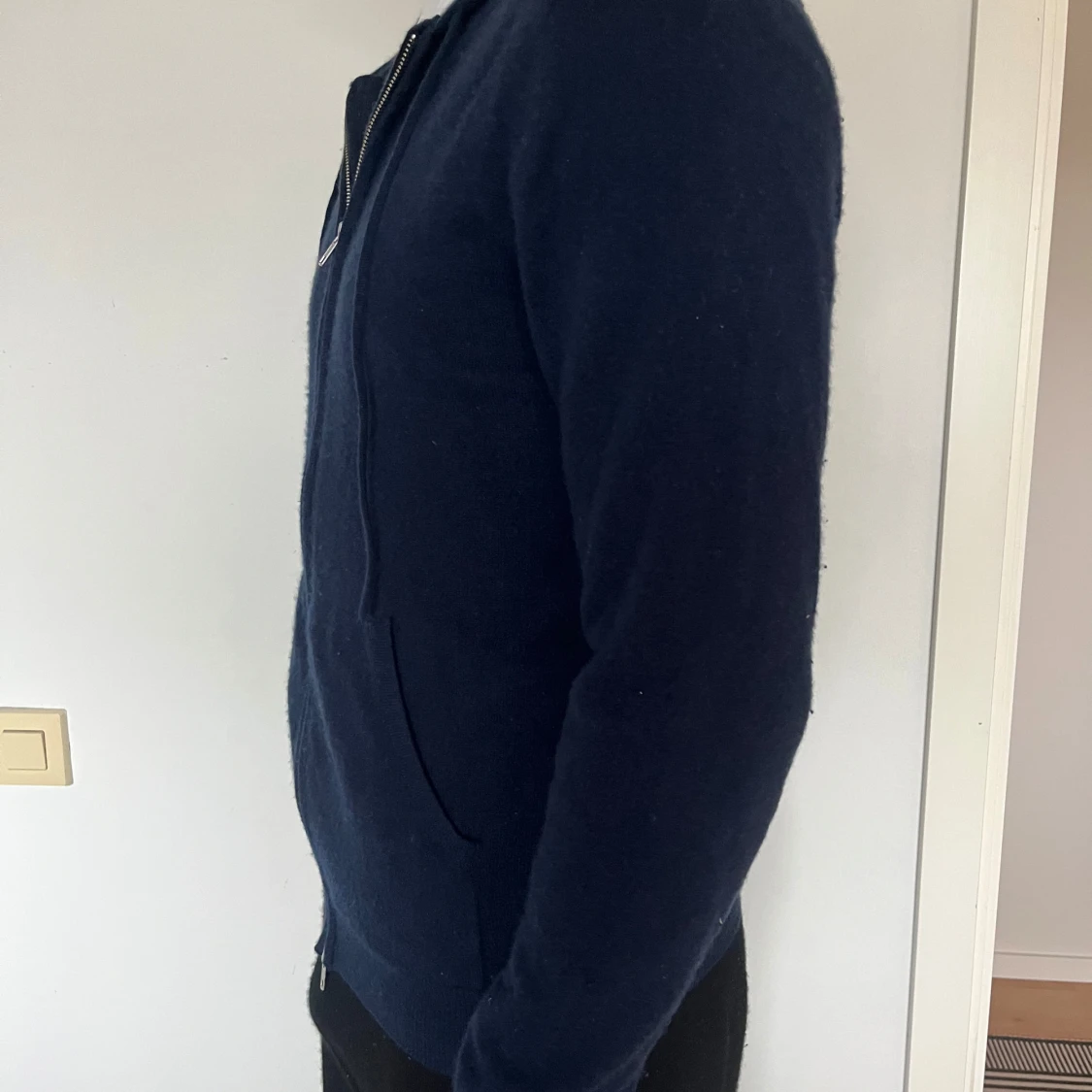 Mörkblå hoodie i kashmir från John Henric - 1