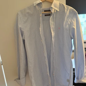 Morris skjorta  - En riktigt fin och stekig Morris skjorta. Använd en gång så i nyskick. Skriv för fler bilder. Den är i storlek M och sitter som det. Nypris runt 1000 