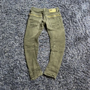 G-Star Raw Arc Zip 3D Slim jeans - Säljer ett par mörkgrå G-Star Raw Arc Zip 3D Slim jeans med snygga detaljer och dragkedjor bak. Byxorna har fem fickor och en smal passform som sitter tajt längs benen.                                    Midjemått: 82cm.                                                    Perfekta för dig som gillar streetwear och modern stil. Hör av er vid minsta fundering🙌