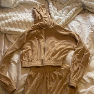 Beige mjukis set från Bik Bok - Säljer ett set beige från Bik Bok i storlek Xs midjan är lite smal på byxorna, tröjan är crop top 