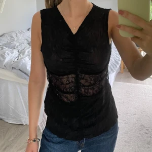 Svart topp - Helt oanvänd svart topp i mesh/spets från topshop  🤍