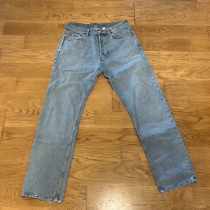 Weekday Space - Säljer ett par Weekday Space jeans i storlek W30 L32. Byxorna är i fint skick och inköpta från Weekdays hemsida men kvitto saknas. Hör gärna av dig vid frågor eller om det önskas fler bilder!