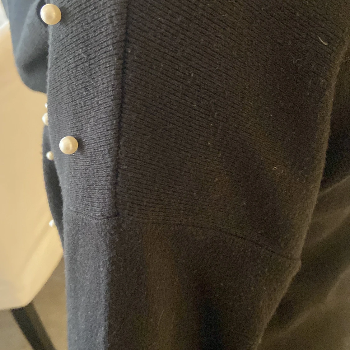 Svart stickad tröja med pärlor från DILVIN - 4