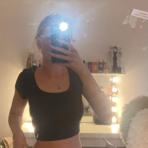 Grå croppad topp - bra skick