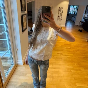 Vit spetsblus med volangdetaljer - Säljer en söt vit blus i spets med volangdetaljer vid ärmslut och nederkant. Blusen är ärmlös och har ett vackert mönster samt rund halsringning. Perfekt för vår och sommar! Bilderna är lånade! Endast använd en gång 💗 storlek S