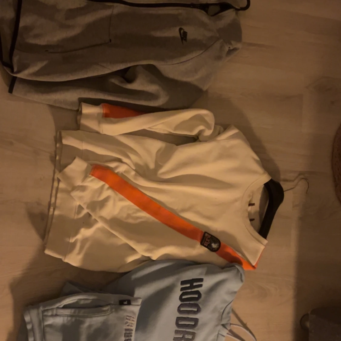 Vit långärmad tröja med orange detalj från Nike