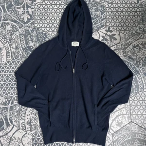 Soft Goat - 100% Kashmir Hoodie - Mysig mörkblå hoodie från Soft Goat i mjuk kashmir! | Använd, men i mycket fint skick! Enda defekten är att tyget är lite slitet (bild 5), men inget som syns vid användning! | Stl: Small | Perfekt för en avslappnad och stilren look! | Vid frågor eller funderingar finns jag i DM! 📩Mvh CVB Closet 