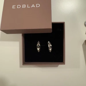 Silverfärgade örhängen från Edblad - Säljer de trendiga tagg örhängena från Edblad i silver. De är i mycket bra skick och säljs för att jag inte andvänder silver längre!
