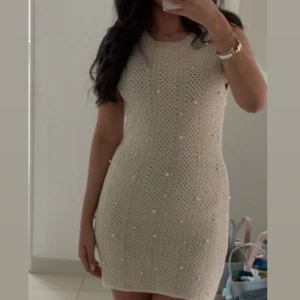 Zara klänning - Säljer min Zara klänning, bara använd 1 gång helt ny. Köpt för 399 och säljs nu för 230kr priset kan diskuteras dock. Storlek S och är i helt perfekt skick. Kontakta för mer ❤️❤️