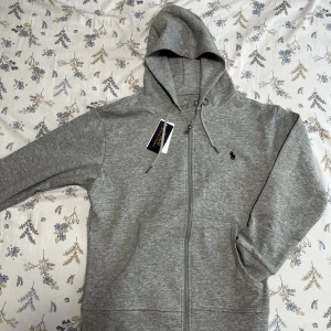 Grå hoodie från Polo Ralph Lauren - Grey Ralph Lauren hoodie.  Size S and brand new with tags on. It’s a copy not original!