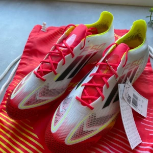 Adidas F50 Elite FG fotbollsskor - Säljer ett par Adidas F50 Elite FG. Helt nya och oanvända med alla lappar kvar samt tillbehören så som påse och sulor.