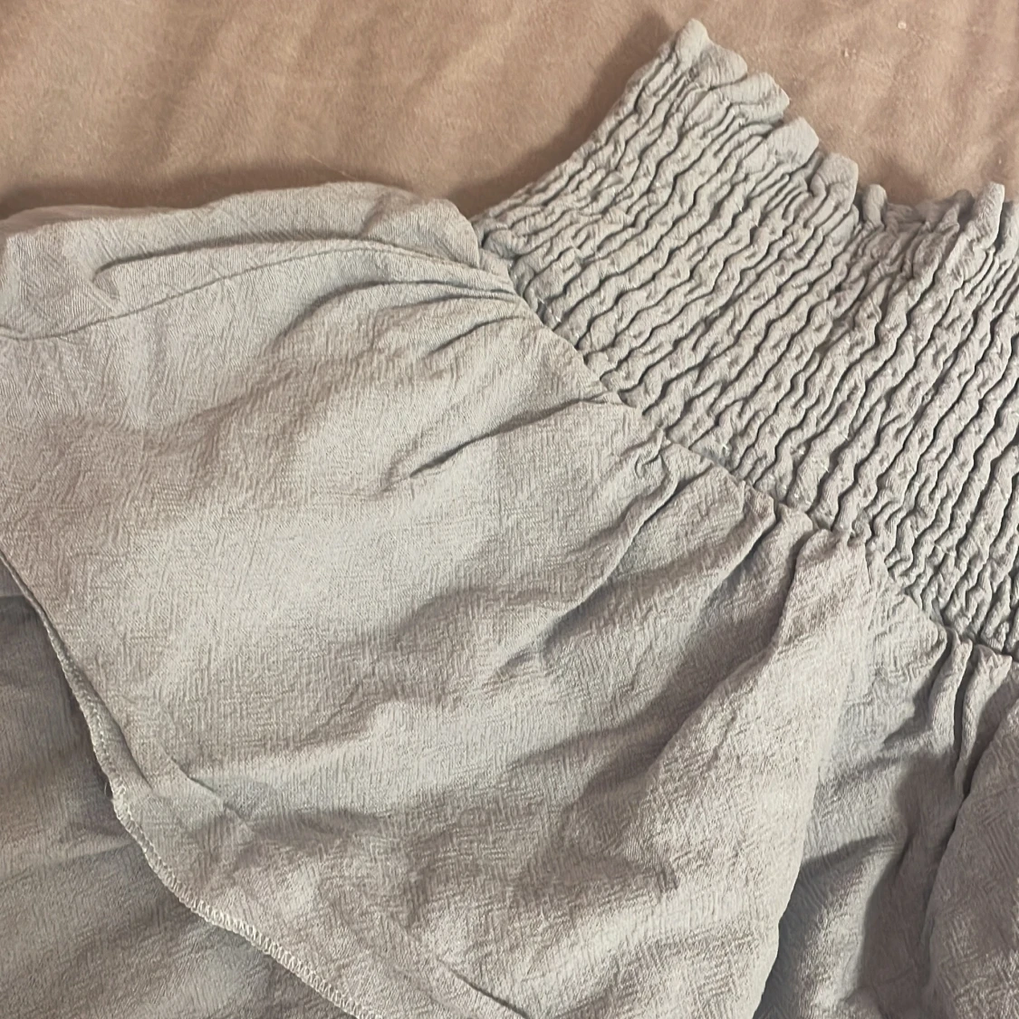 Ljusgrå volangkjol med smock - 1