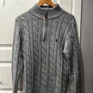kabelstickad Ralph Lauren tröja - Grå kabelstickad Ralph lauren tröja. Den är knappt använd och kommer i storlek S. Skriv gärna för fler bilder eller om ni har andra frågor. 