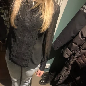 Blus  - Säljer min super fina blus eftersom att den inte kommer till användning🩷 Blusen är nästan oanvänd och har inga defekter! 