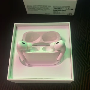 AirPods pro gen 2 - Jag har fått AirPods pro gen 2 i mitt födelsedag. Jag gillar inte dom så jag väljer att sälja dom. Den är använd få gånger och fungerar som nytt 
