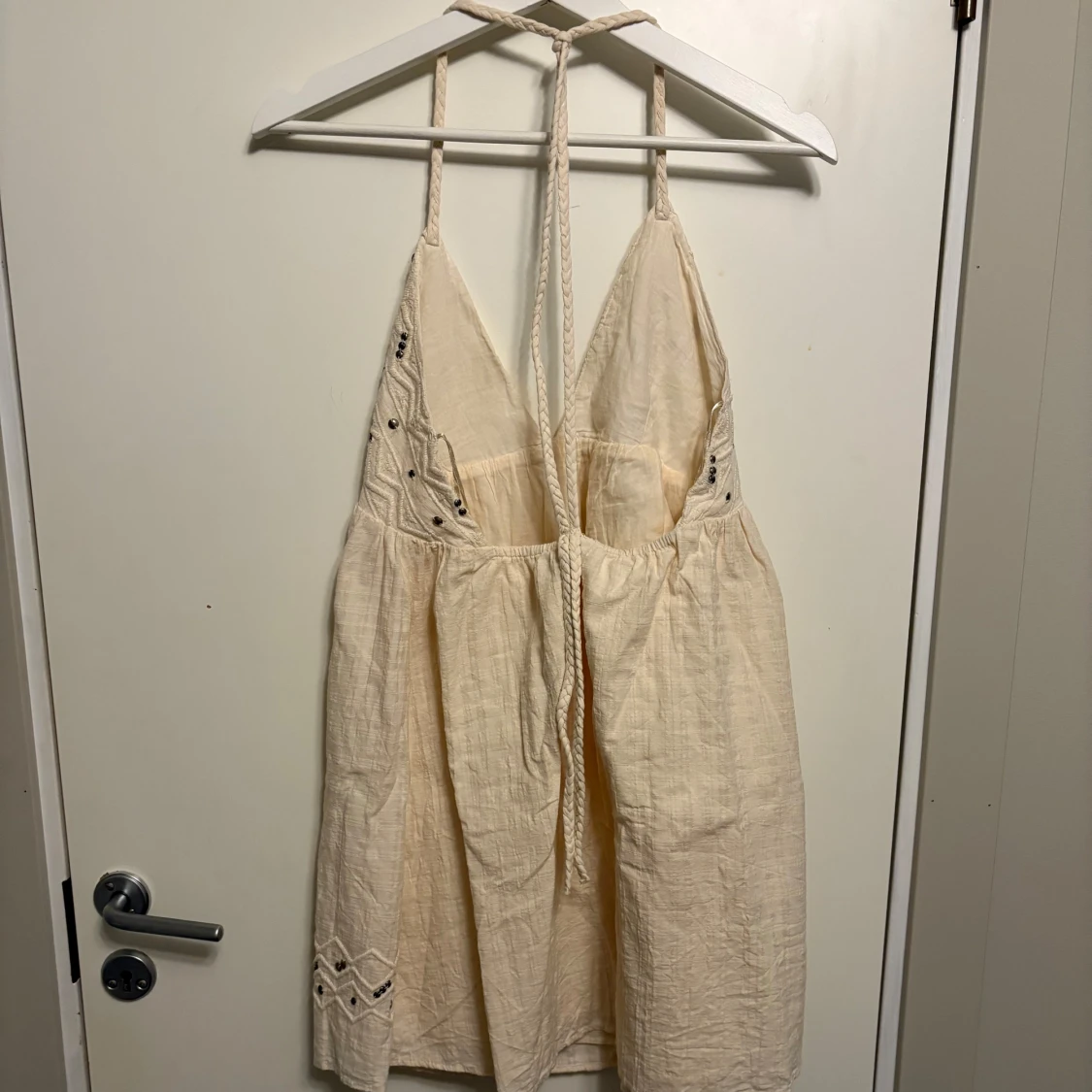 Beige broderad sommarklänning från Zara - 1