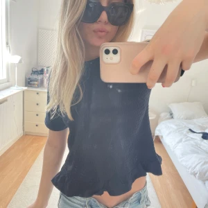 smockad topp gina tricot  - en tröja från Gina med volanger, as snygg perfekt till sommaren 🍒🍒🍒