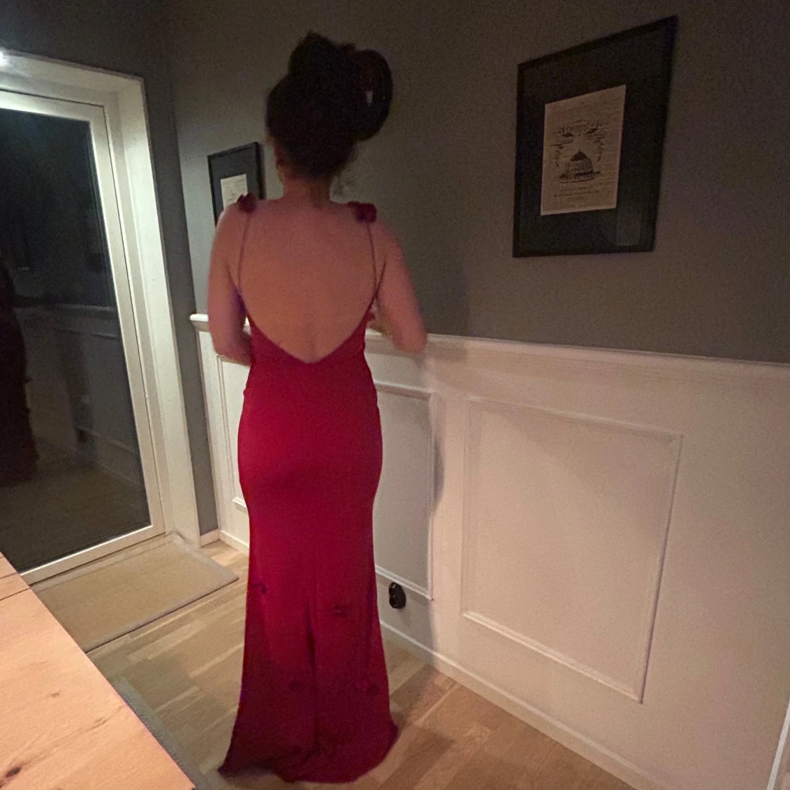 Röd balklänning med blomdetaljer - 1