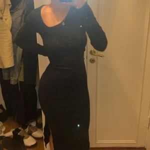 Svart långärmad klänning från Leveté - Helt oanvänd. 