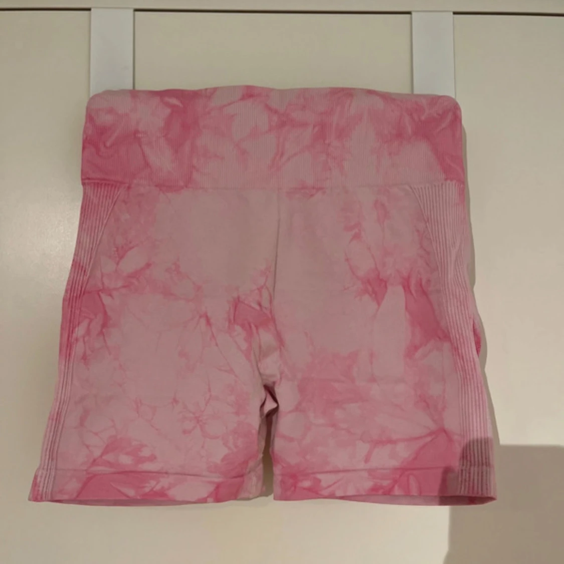 Rosa sömlösa träningstights-shorts