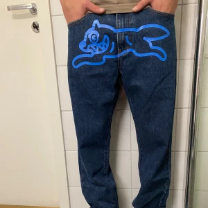 BBC ICECREAM RUNNING DOG JEANS - Säljer ett par bbc icecream Running dog jeans, som är sprillans nya, helt oanvända. 100% Äkta✅.  KVITTO FINNS