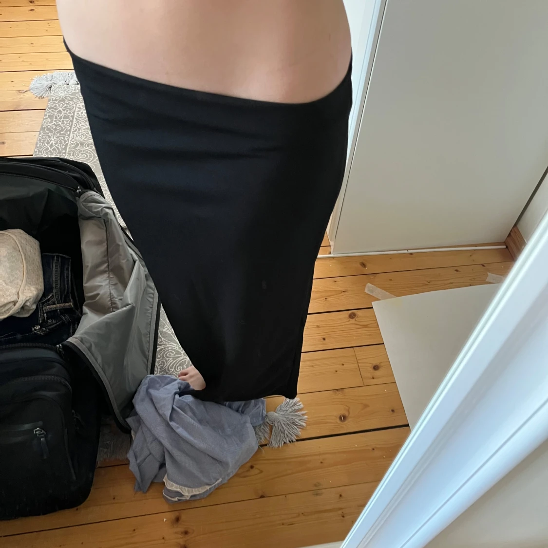 Svart långkjol i stretchigt material - 3