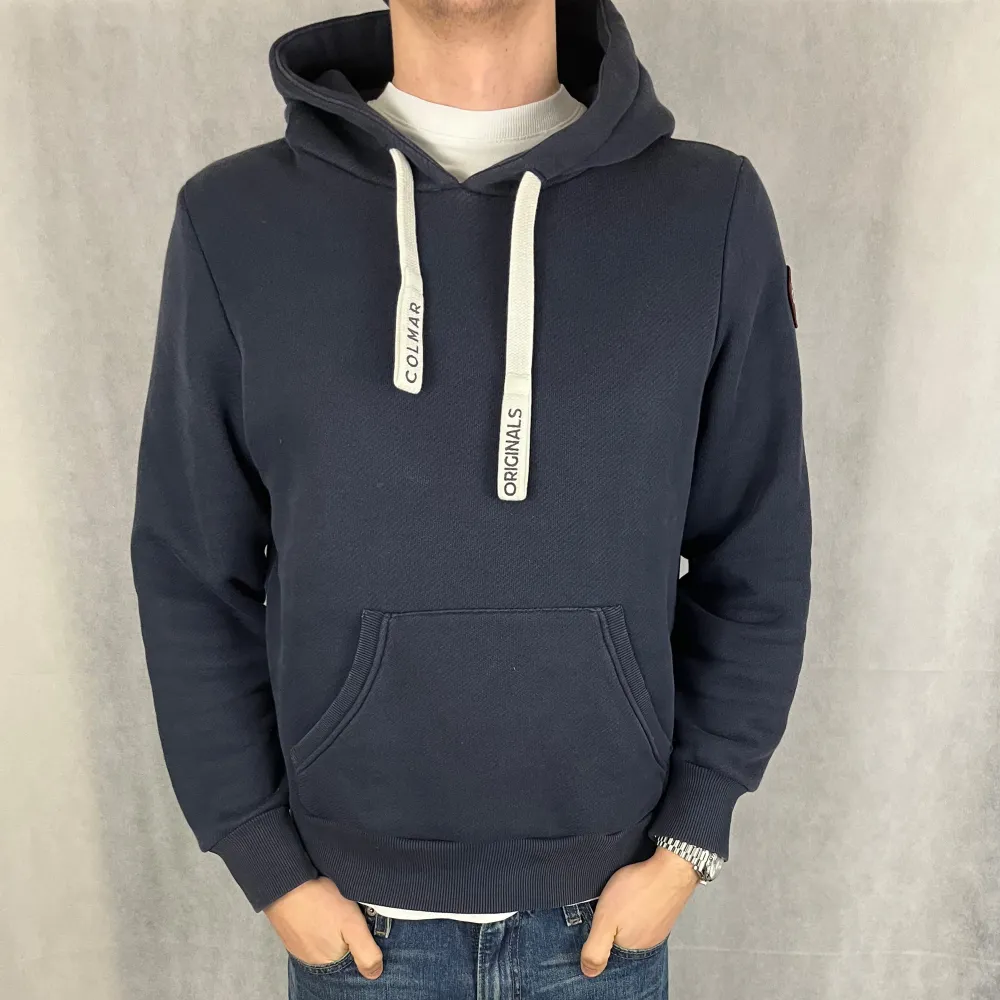 Riktigt soft hoodie av colmar. Storlek M, modellen är 185. Väldigt fint skick. Hupparit & Collegepaidat.