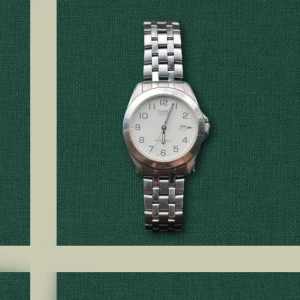 Silverfärgad klocka | Casio - Silvrig armbandsur från Casio. Nyservad, extra länkar tillkommer.      Vid frågor är det bara att skriva 👍