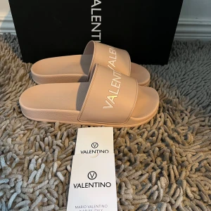 Valentino tofflor  - Snygga rosa valentino tofflor | Skick 10/10 helt nya | Storleken är 38 | Box och kort ingår | Hör av er vid frågor eller funderingar!