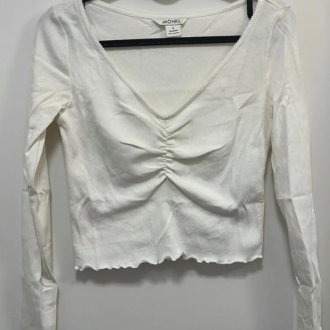 Vit långärmad topp med rynk från Monki