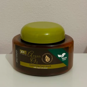 Argan Oil hydrating hair mask 220ml - En återfuktande hårinpackning med arganolja från XHC. Vegansk formula som ger näring och glans till håret. Perfekt för dig som vill ha extra mjukt och återfuktat hår.
