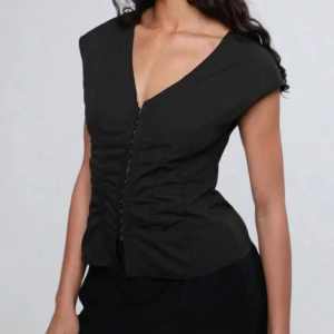Svart topp - Supersnygg svart topp med korsettliknande passform, perfekt till utekvällar😊