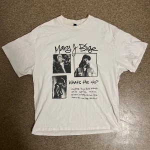 Vit Mary J. Blige t-shirt från H&M Divided - Säljer en vit t-shirt med tryck av Mary J. Blige. Mycket gott skick 🤍🤍