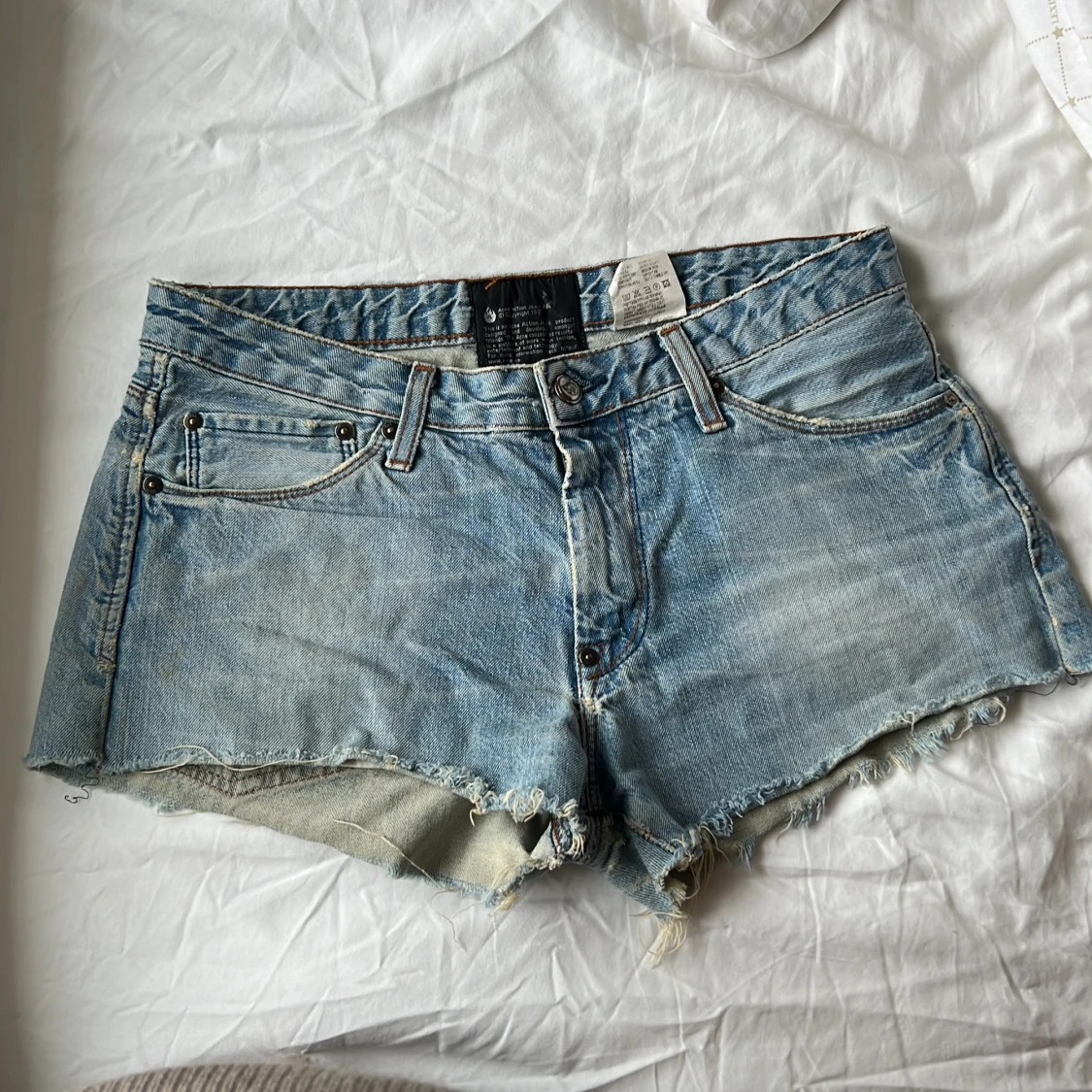 Ljusblå jeansshorts från Acne
