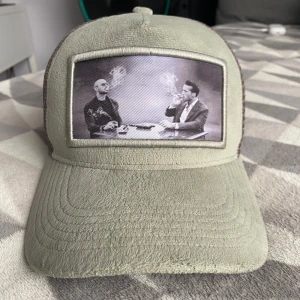 Tate bröderna Keps - Tate keps som jag har knappt använt så är i väldigt ny skick. Går att justera storleken såklart.