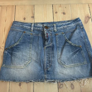 Jeanskjol från Replay - Säljer en klassisk blå jeanskjol från Replay med rå kant nertill och slitna detaljer💘✌🏽mått i bilderna!!