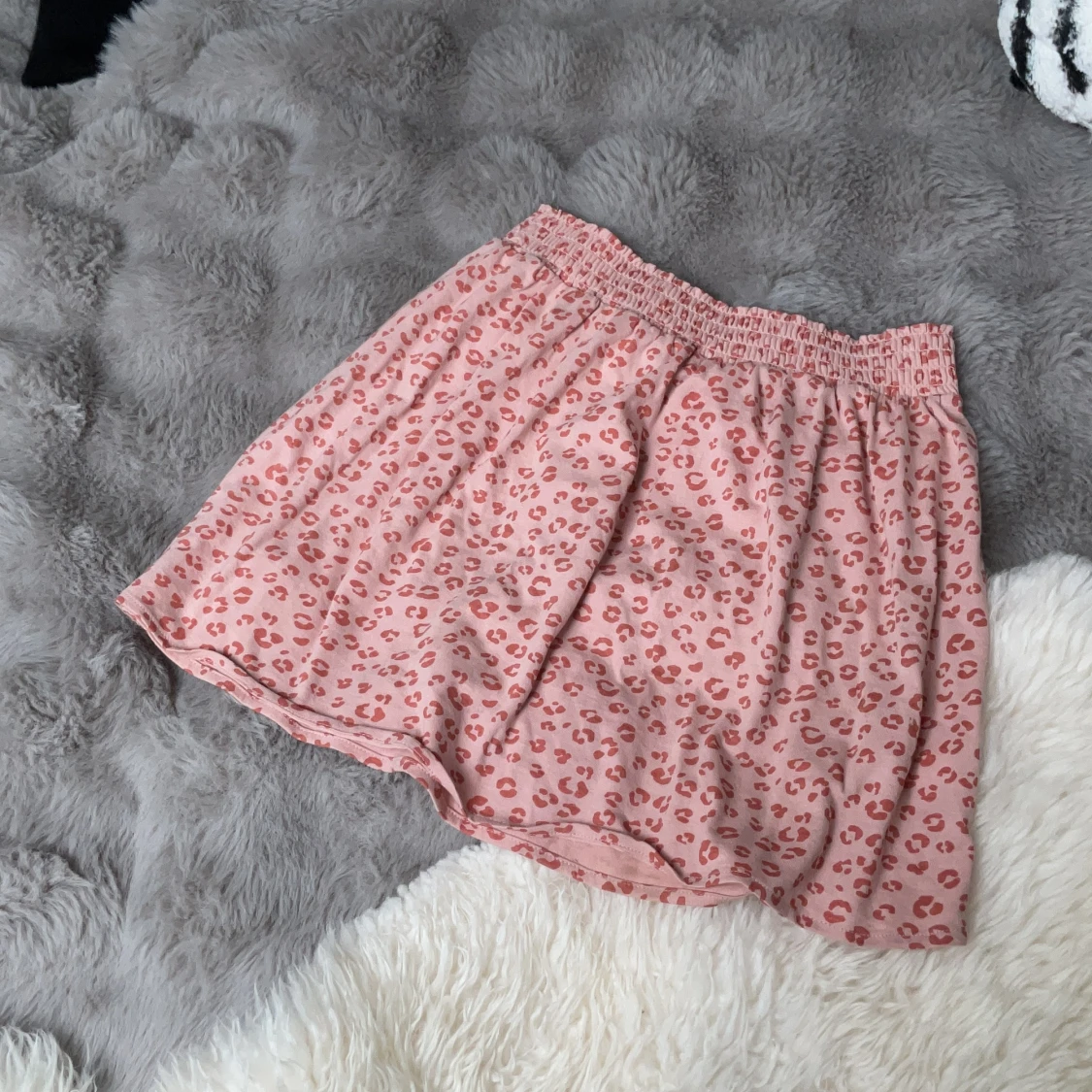 Rosa kortkjol med leopardmönster från H&M