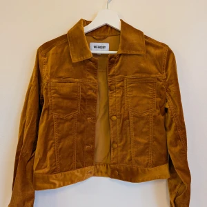 Weekday "Lisa jacket" orange, storlek 36 - Orange/brun jacka från Weekday i velour-liknande material. Är åt det tunnare hållet och liten i storleken. Aldrig använd. Ser skrynkligare ut på bild än i verkligheten 😅 Från rökfritt och djurfritt hem. Har även en annons uppe för en likadan i grönt
