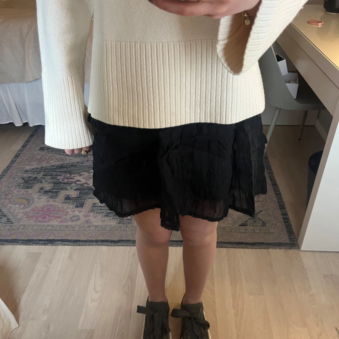 Svart kortkjol med volang