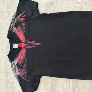 Marcelo Burton T-shirt - Marcelo Burlon, County of Milan T-shirt. Fint skick 10/10. Aldrig använd .Storlek M😁.  Perfekt nu till sommaren och självklart äkta. Priset är inte hugget i sten vid snabb affär. Gärna kontakta vid funderingar👍