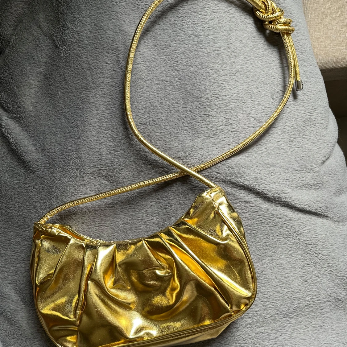 Guldig axelväska med metallic-finish