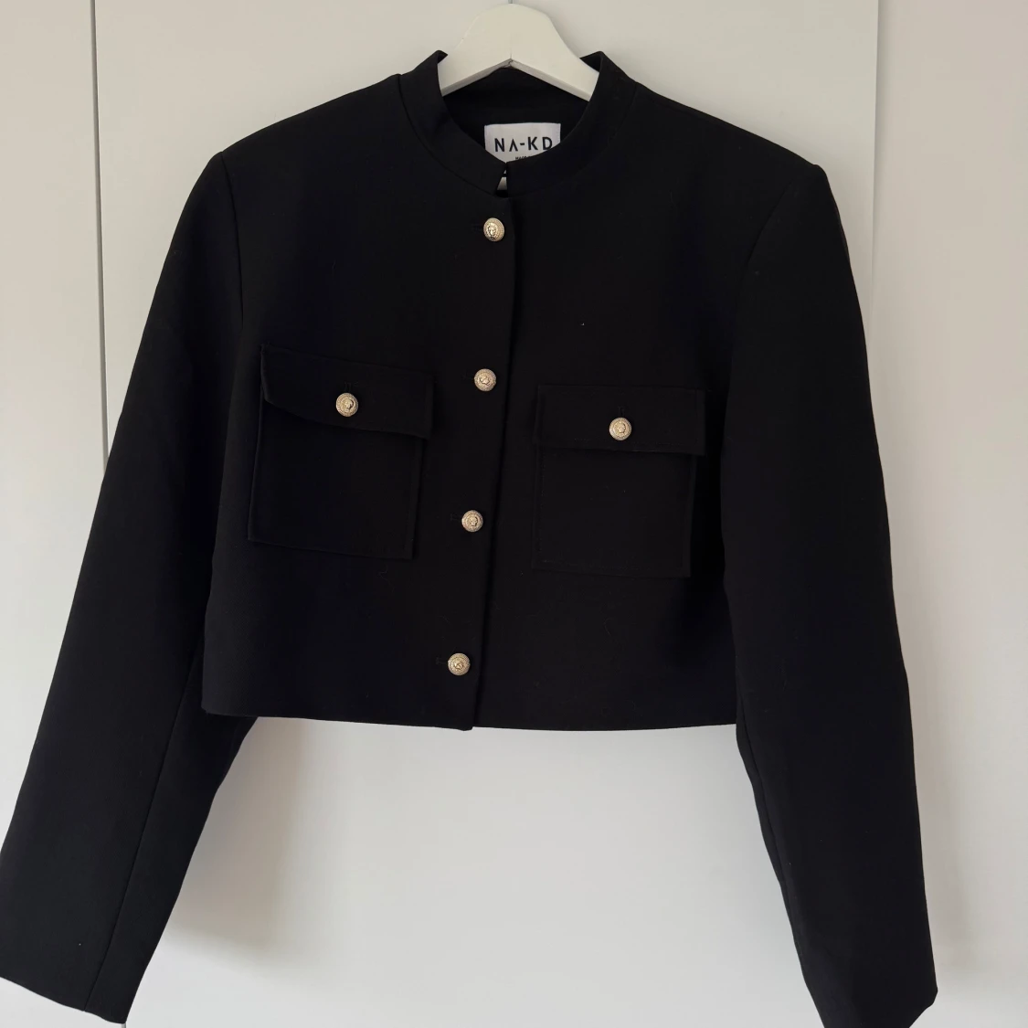 Svart croppad kavaj från NA-KD - 1