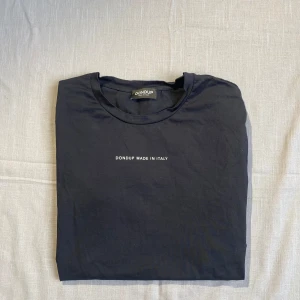 Svart DONDUP T shirt - Svart DONDUP T shirt för bra pris. T shorten är nästan helt ny använd typ 3 gånger. Den är storlek M men passar S. Priset kan alltid diskuteras och hör av dig vid minsta fundering‼️‼️♟️